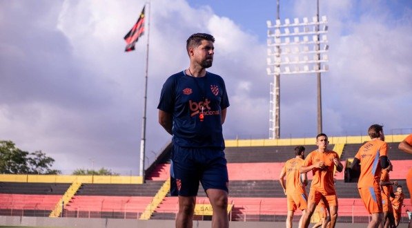 António Oliveira, técnico do Sport, em treino na Ilha do Retiro