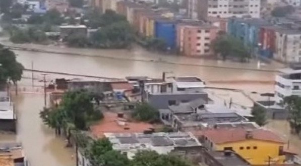 Transbordamento do Canal do Fragoso deixa população ilhada