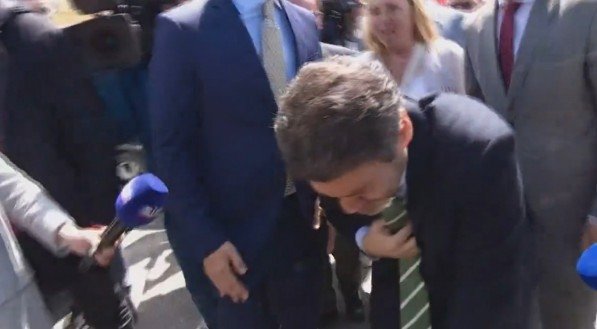 Em um vídeo publicado pelo canal CNN Portugal, André Ventura, de 42 anos, aparece sorrindo e saudando cidadãos quando de repente põe a mão no peito