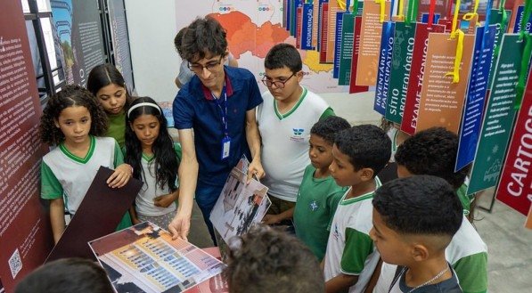 Imagem de crianças observando exposição Patrimônio de Pernambuco