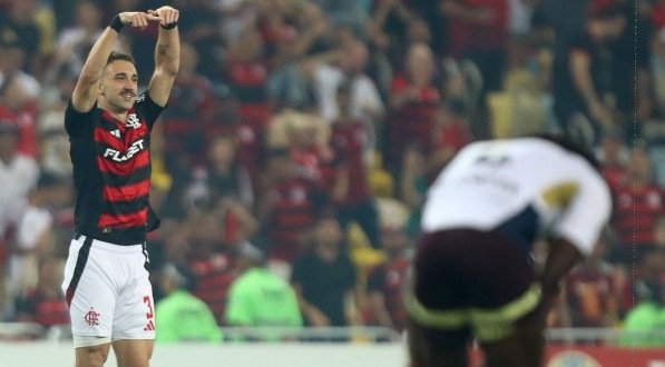 Léo Ortiz em comemoração de gol para o Flamengo sobre a LDU
