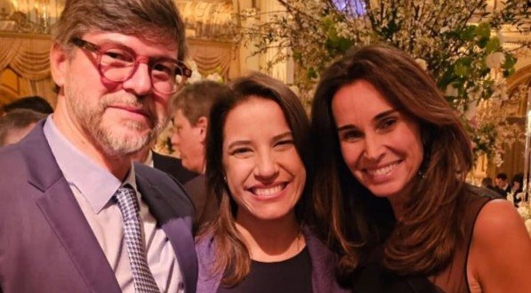 A governadora Raquel Lyra ladeada por Urbano Vitalino Neto e Geyze Diniz, em encontro do Lide em Nova Iorque