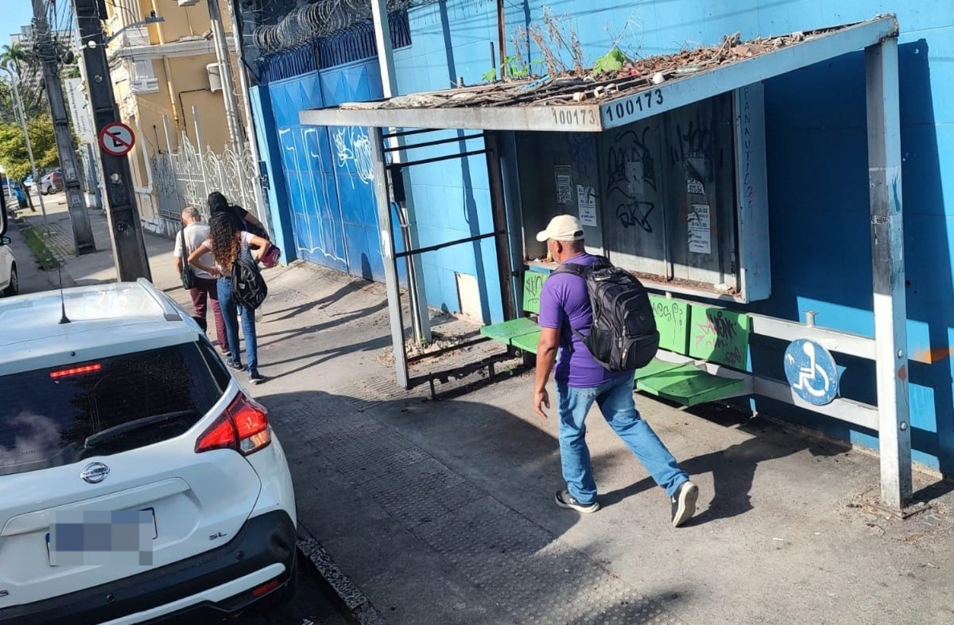 Voz do Leitor, 18/05: Abrigo de passageiros de ônibus destruído