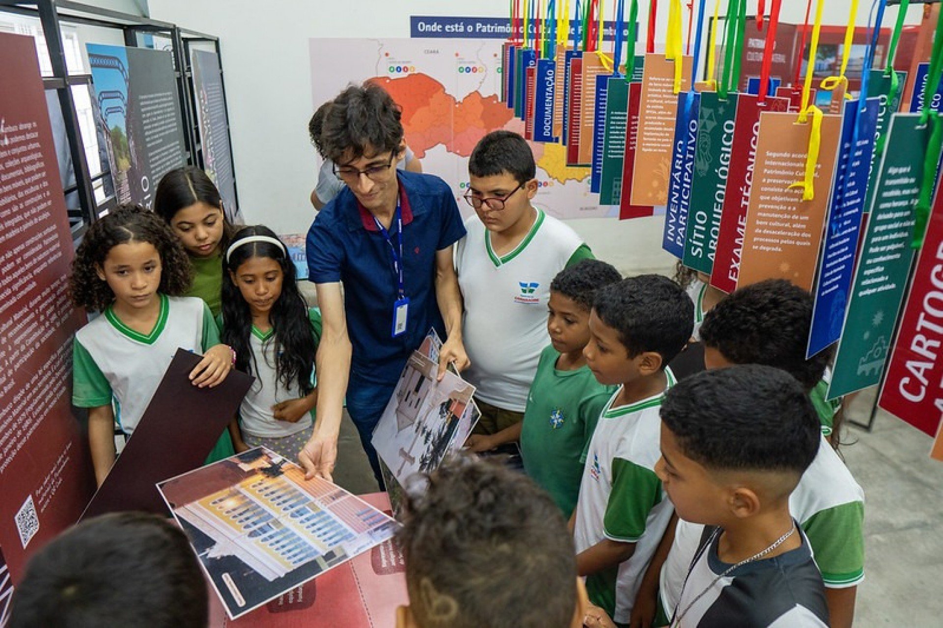 Imagem de crianças observando exposição Patrimônio de Pernambuco