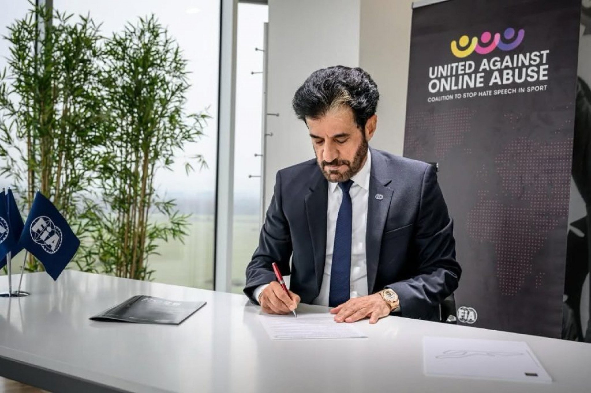 O presidente da Federação Internacional de Automobilismo (FIA), Mohammed Ben Sulayem, anunciou nesta semana novas diretrizes voltadas ao comportamento verbal de pilotos e membros das equipes durante os finais de semana de competição. A medida tem como foco principal o uso de palavrões ou linguagem ofensiva direcionada aos comissários de prova. Segundo a entidade, o [&amp;#8230;]
