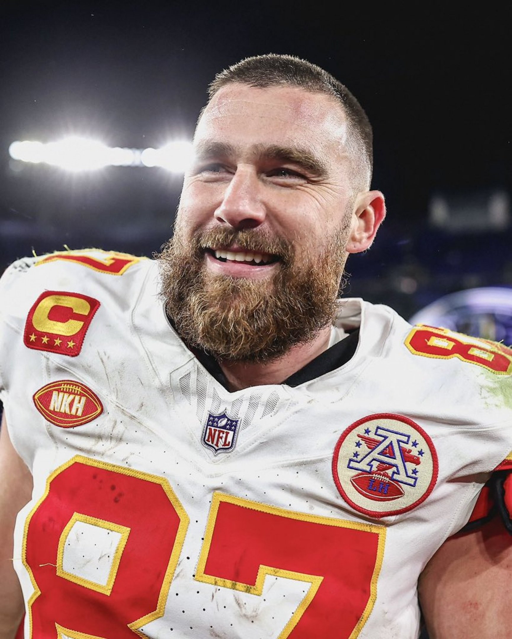 A temporada de 2025 da NFL já começa em clima quente &amp;#8211; literalmente, segundo Travis Kelce. O Tight End do Kansas City Chiefs “furou” o anúncio oficial da liga e confirmou, durante o podcast “New Heights”, que o time enfrentará o Los Angeles Charges no dia 5 de setembro, na Neo Química Arena, em São [&amp;#8230;]