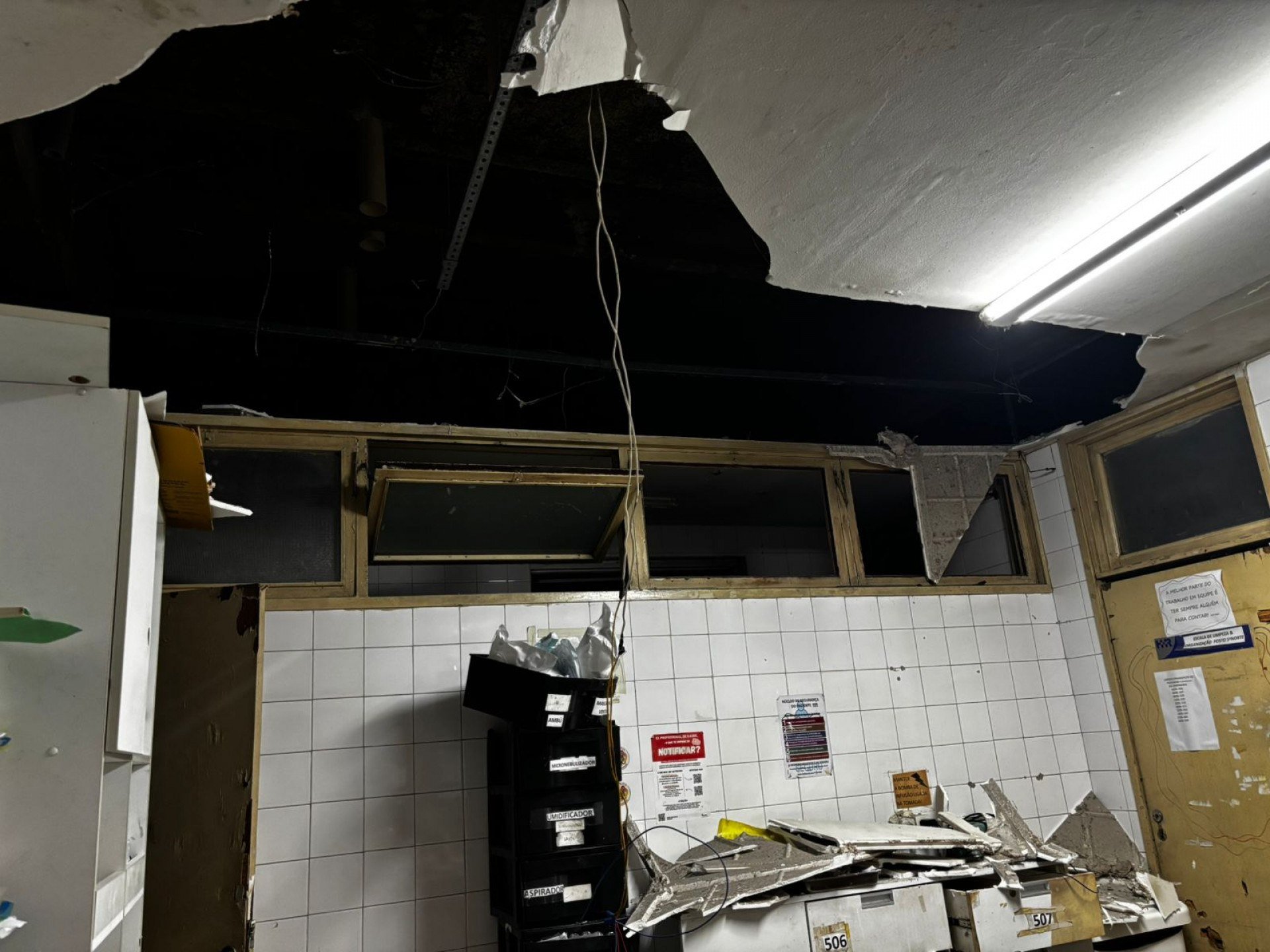Chuvas provocam desabamento de parte do teto no Hospital da Restauração