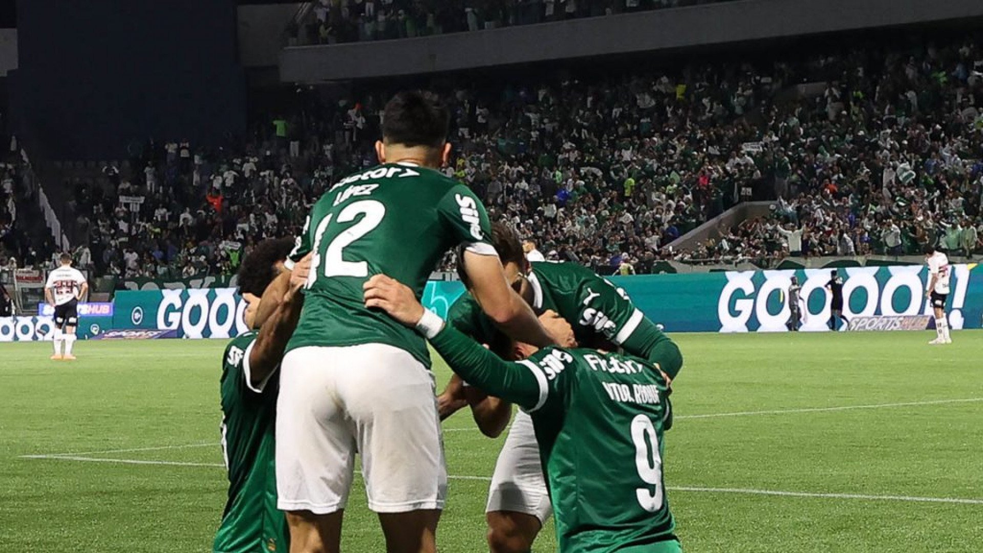 O Palmeiras recebe o Bolívar nesta quinta-feira pela quinta rodada da Libertadores. Já classificado, o Verdão busca manter os 100% de aproveitamento e a liderança do grupo, enquanto o time boliviano ainda sonha com a classificação. Bruno Fuchs e Felipe Anderson destacaram o bom momento da equipe e o foco em seguir evoluindo na temporada.