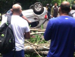 Estrada de Aldeia: carro capota, colide em árvore e deixa homem ferido