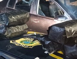 PRF detém dupla com supermaconha dentro de carro roubado em Belo Jardim