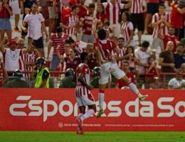 Jogadores do Náutico em comemoração do primeiro gol sobre o Confiança na última rodada