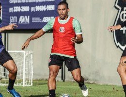 Toty, lateral-direito, em treino no CT do Santa Cruz