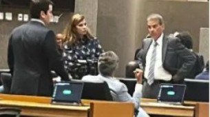 O presidente da comissão de Justiça, deputado Alberto Feitosa, e a líder do governo, deputada Socorro Pimentel, em meio a polêmica, nesta quinta-feira(15)