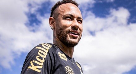 Neymar sorrindo em treinamento do Santos no CT