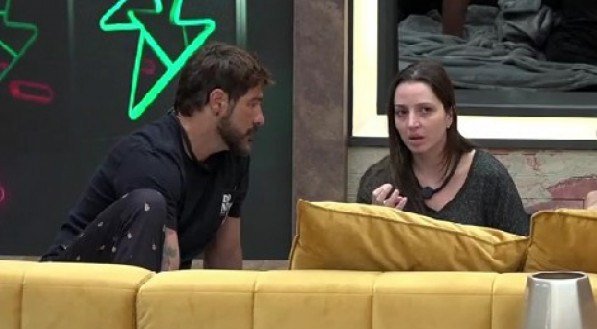 Power Couple Brasil 2025: Victor levanta suspeitas sobre Dhomini e alerta Carol sobre jogo duplo nos bastidores