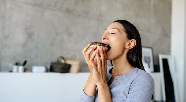 Por que comemos sem fome? Nutricionista orienta como driblar ansiedade e inflamação do corpo para controlar o peso