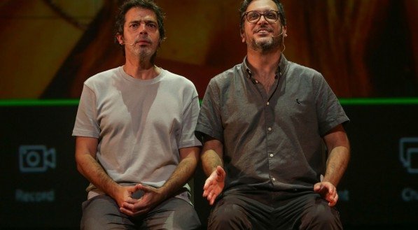 O espetáculo "Gostava Mais dos Pais", com Bruno Mazzeo e Lucio Mauro Filho, anuncia sessão extra no Recife