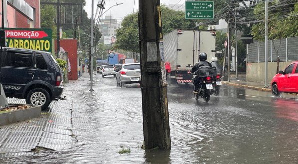 Imagem da Avenida Rosa e Silva, em frente ao Hospital dos Servidores