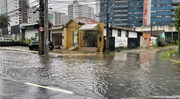 Recife entra em estágio de atenção devido a chuvas intensas no horário da maré alta