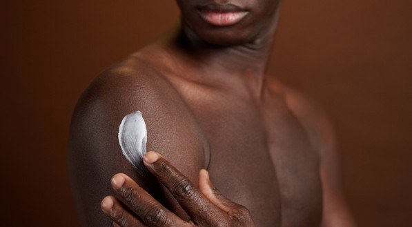 4 hidratantes perfeitos para a pele do homem preto