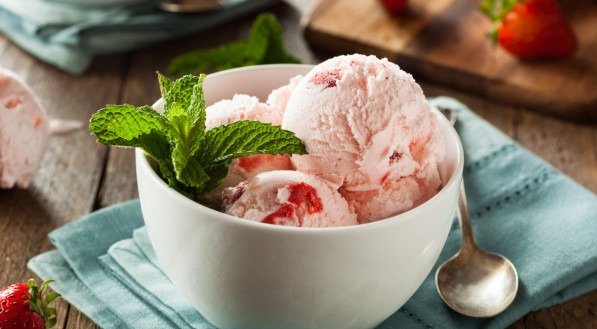 Receita de sorvete de morango fit e cremoso!