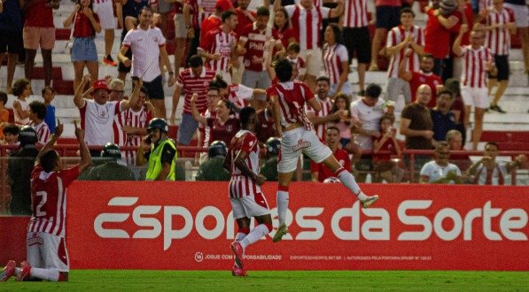Jogadores do Náutico em comemoração do primeiro gol sobre o Confiança na última rodada