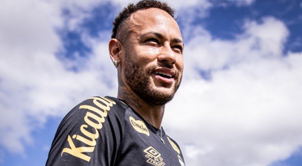 Neymar sorrindo em treinamento do Santos no CT