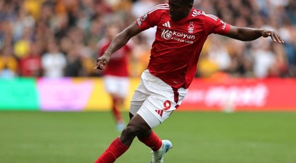 Atacante do Nottingham Forest acorda após cirurgia e segue sob observação