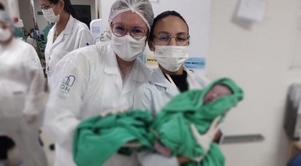 Em parto de emergência, mulher dá à luz em hospital neurológico no Recife