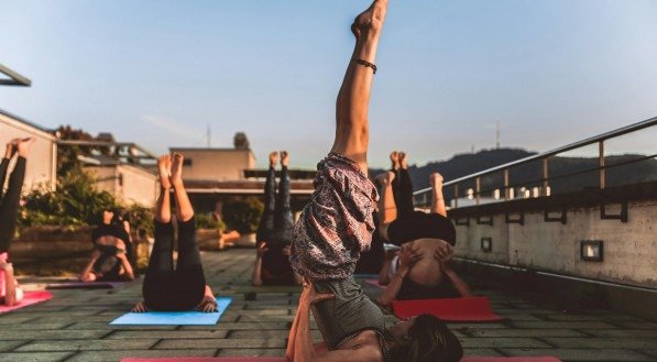 Comemora o Dia Internacional do Yoga com legendas criativas no Instagram