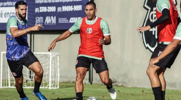 Toty, lateral-direito, em treino no CT do Santa Cruz