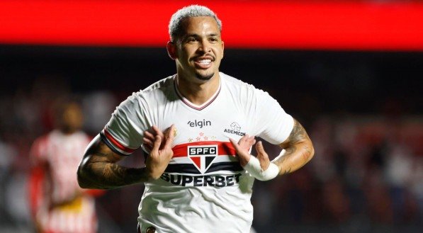 Luciano comemorando gol pelo São Paulo na temporada