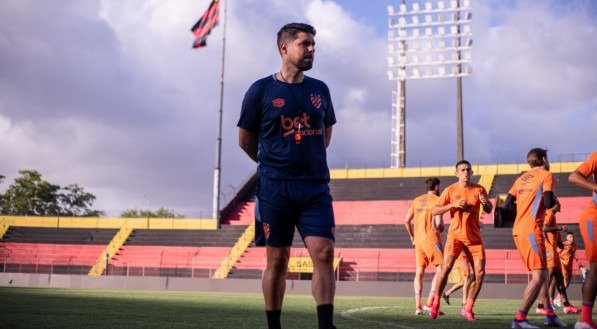 António Oliveira, técnico do Sport, pensativo em treino