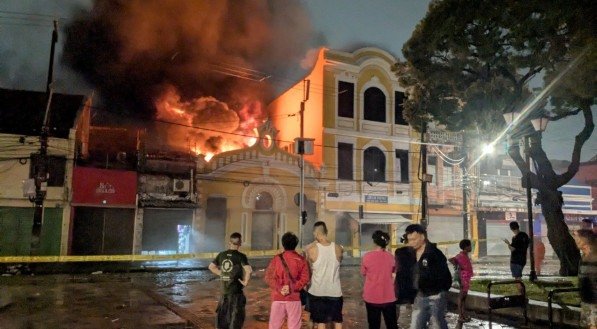 Incêndio atinge estabelecimento comercial no centro do Recife