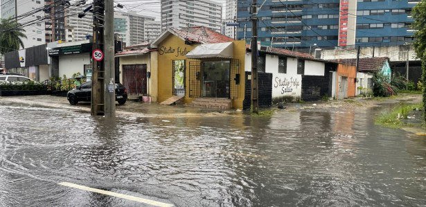 Rua Conego Barata, próximo a Ferreira Costa, na Tamarineira