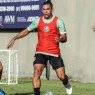 Toty, lateral-direito, em treino no CT do Santa Cruz