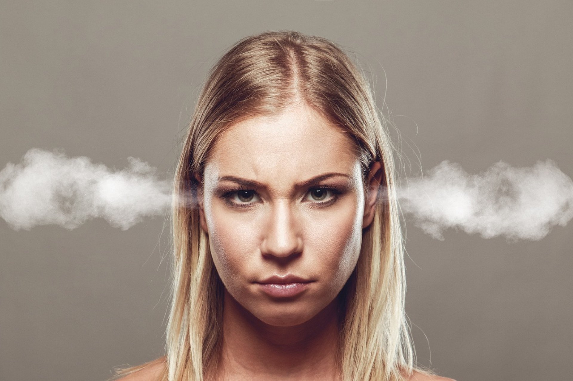 8 sinais claros de que você (ou alguém) é uma pessoa extremamente ciumenta