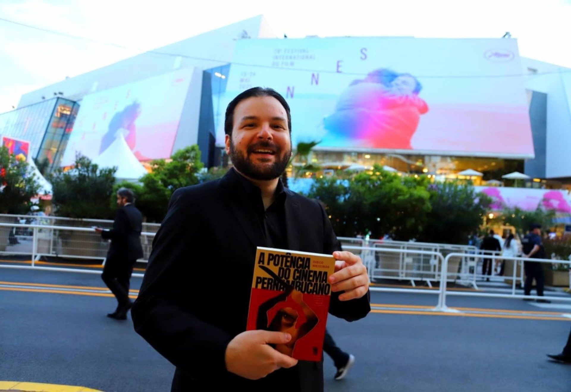 Livro sobre o cinema pernambucano é lançado em Cannes, durante homenagem ao Brasil