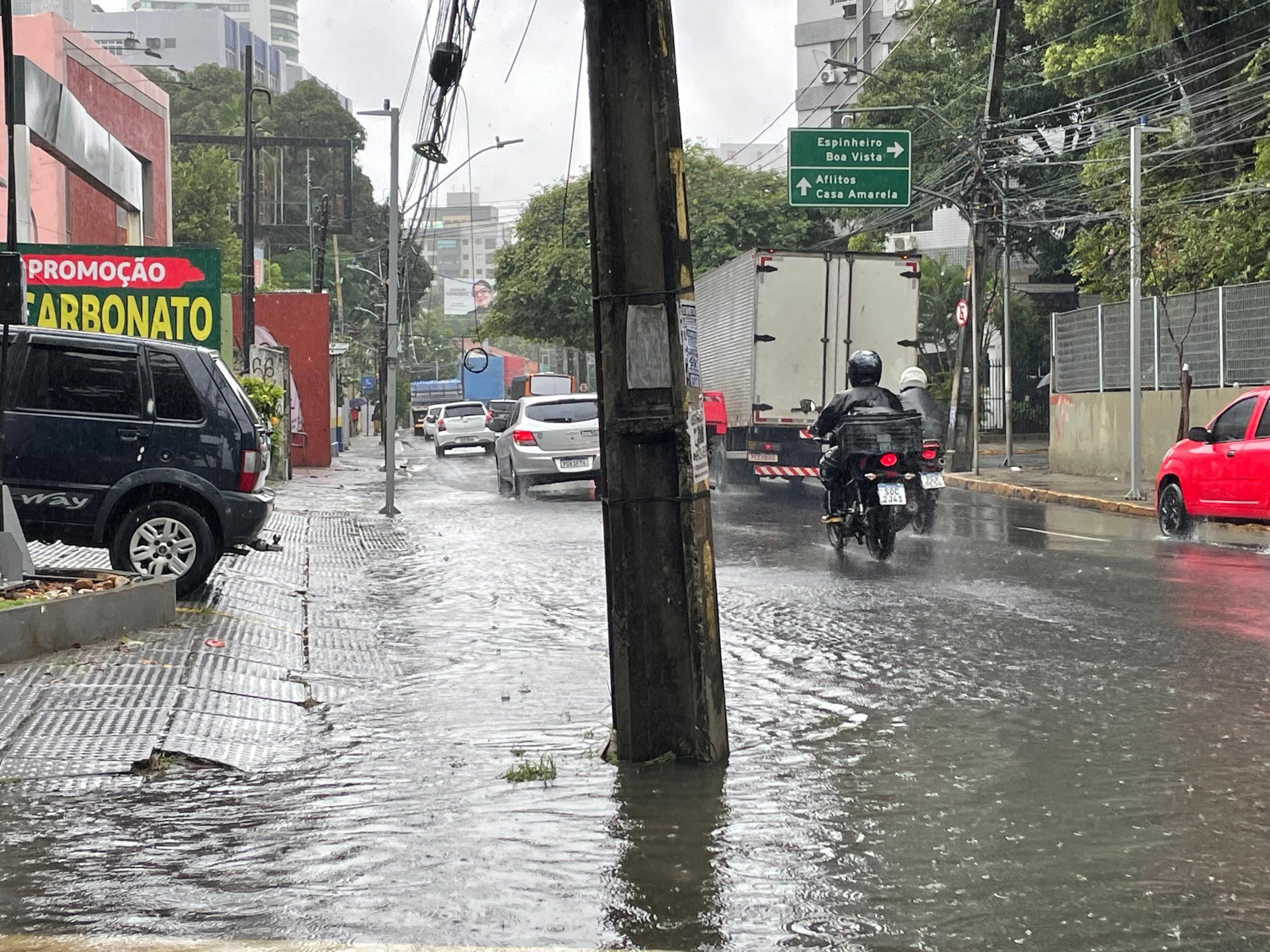 Imagem da Avenida Rosa e Silva, em frente ao Hospital dos Servidores