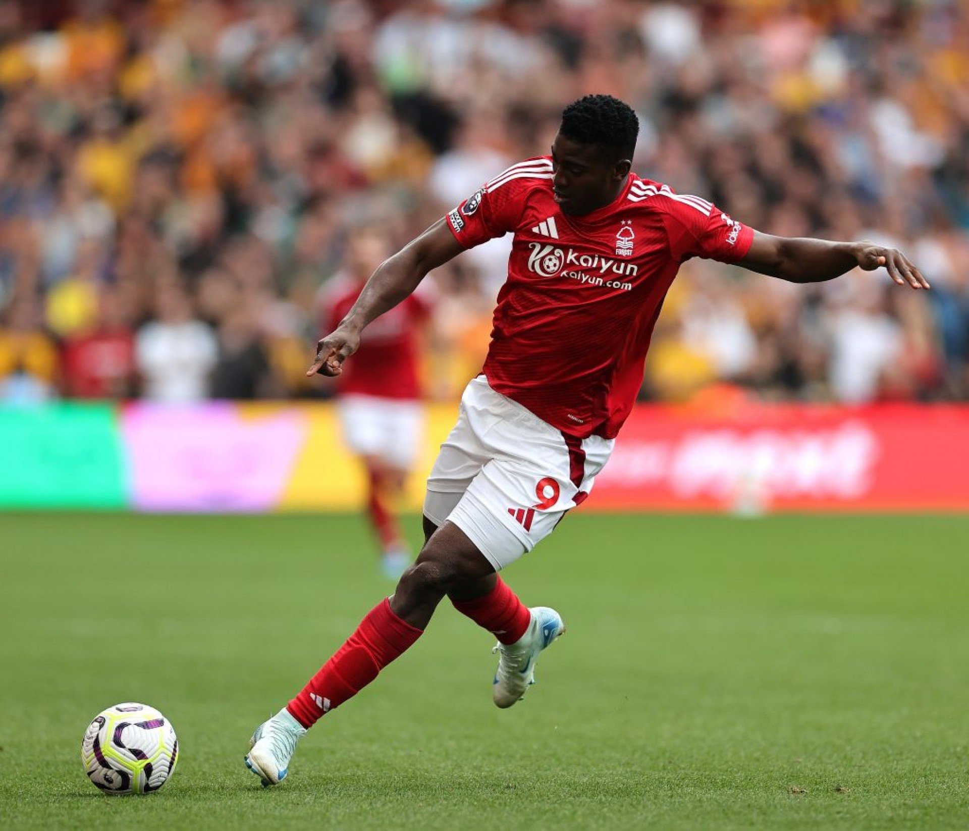 Atacante do Nottingham Forest acorda após cirurgia e segue sob observação
