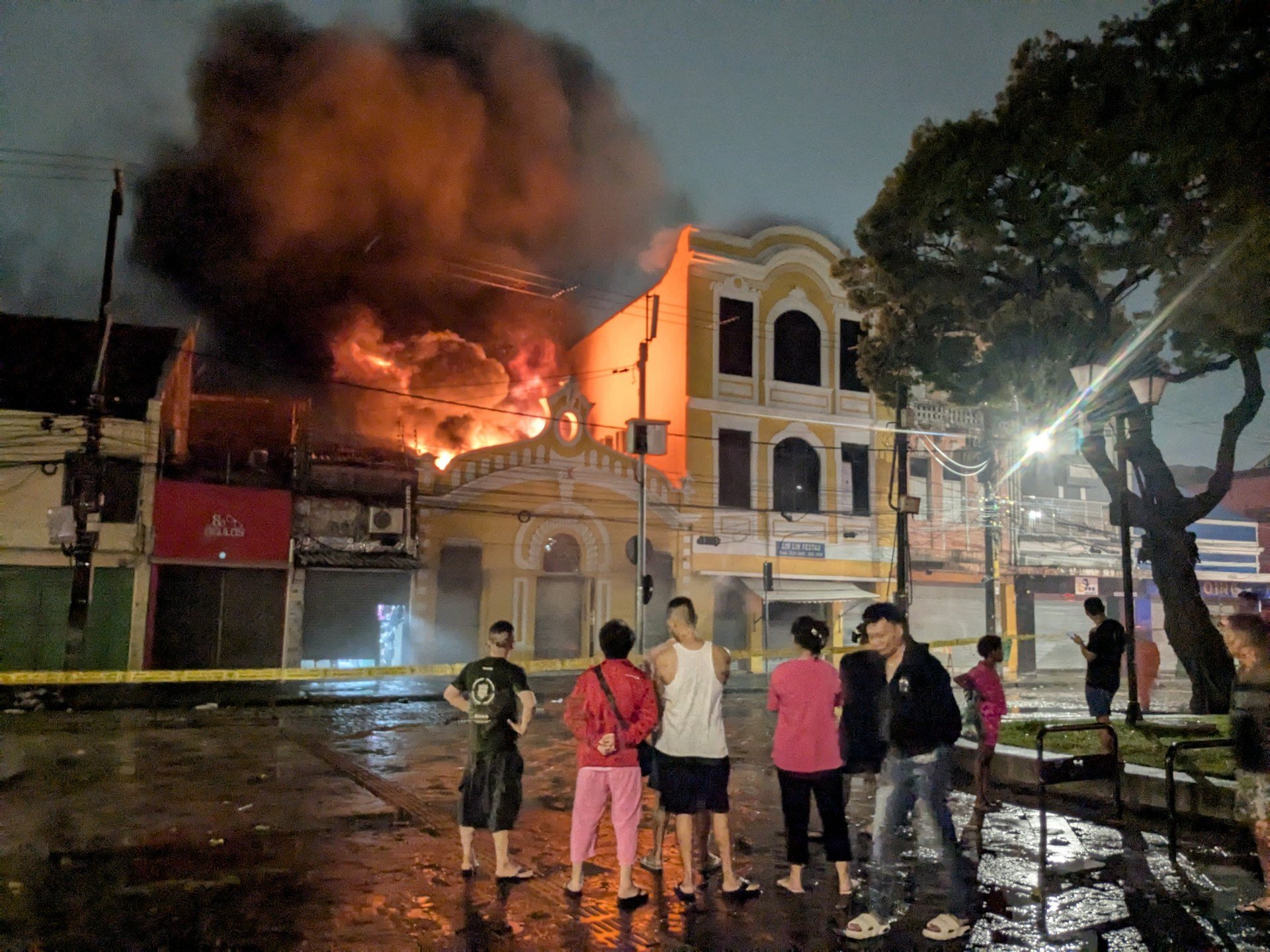 Incêndio atinge estabelecimento comercial no centro do Recife