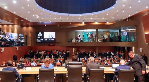 Governo e Alepe travam um embate onde os deputados não conseguem receber as emendas e o govenro na consegue pagar devido a falta de documentos.
