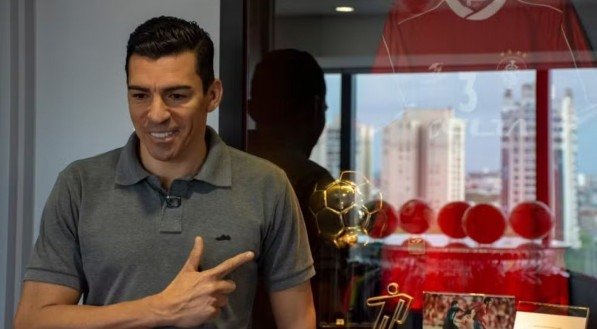 Imagem do ex-zagueiro Lúcio