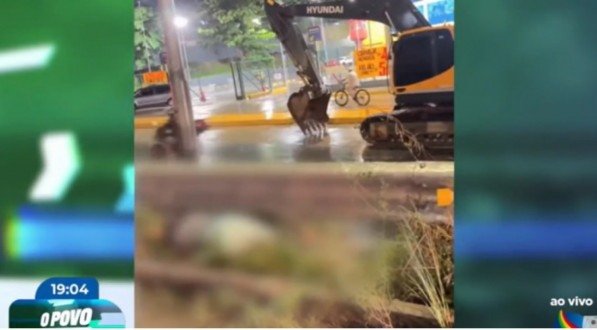 Homem ficou preso no poste e foi salvo por borracheiro