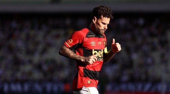 Imagem do meia Lucas Lima, do Sport, no jogo contra o Ceará