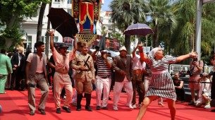Imagem do grupo Guerreiros do Passo no tapete vermelho da première de 'O Agente Secreto', no Festival de Cannes