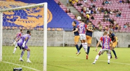 Disputa de bola área no jogo entre Retrô e Itabaiana pela Série C