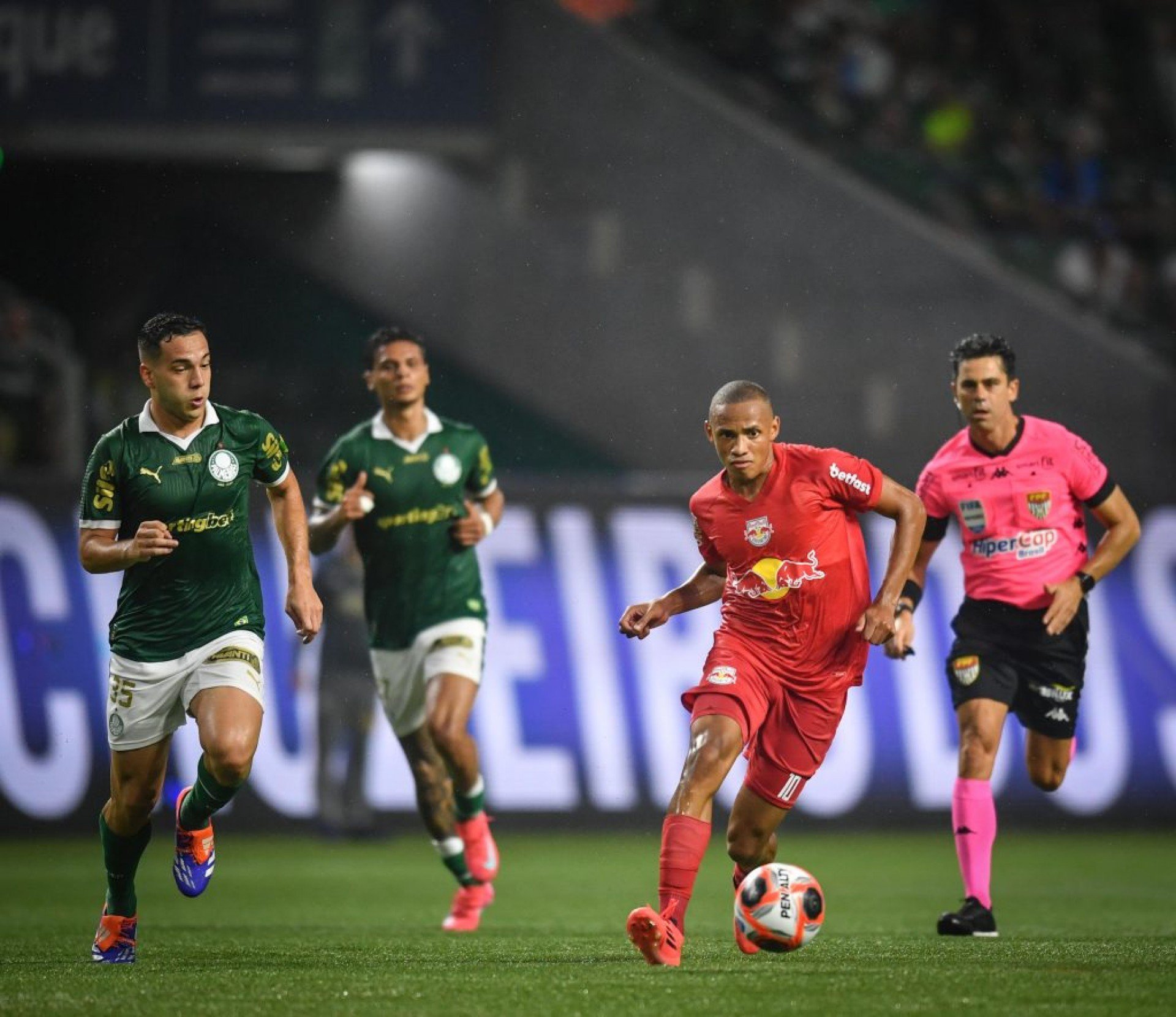 Red Bull Bragantino e Palmeiras se enfrentam pelo Brasileirão