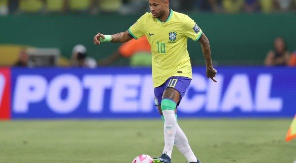 Neymar está entre os nomes da primeira pré-lista elaborada por Carlo Ancelotti para a Seleção Brasileira. Mesmo ainda se recuperando de uma grave lesão no joelho, o camisa 10 foi lembrado pelo treinador italiano, que assumirá oficialmente o comando do Brasil após o fim da temporada europeia. A relação com cerca de 50 atletas foi [&amp;#8230;]