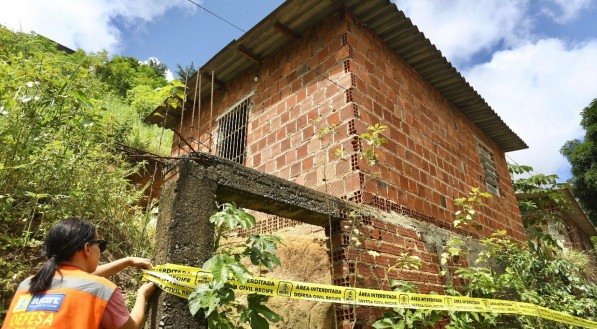 Prefeitura do Recife interdita 94 imóveis por risco de deslizamentos após chuvas intensas na capital